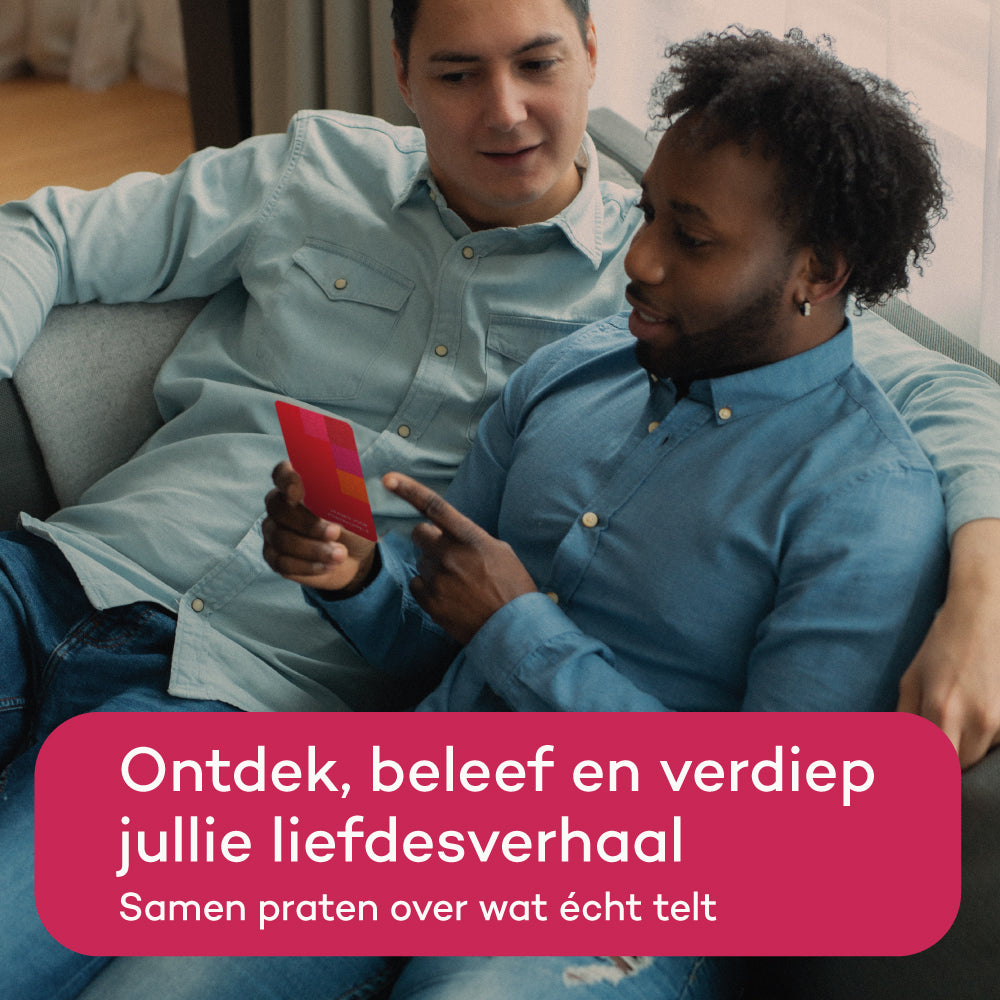 Koppel speelt samen met Powerkoppel Deck kaartspel aan tafel