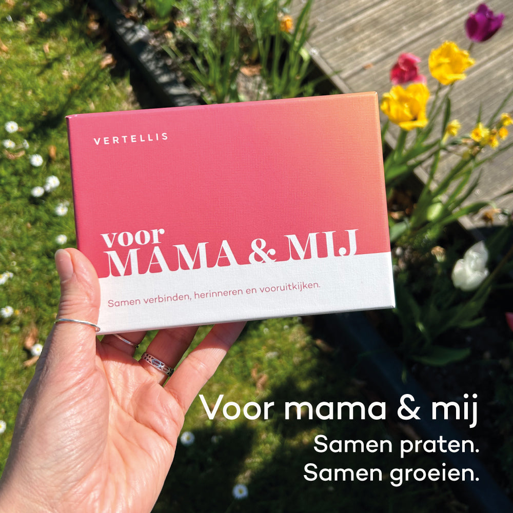 Moeder en dochter in gesprek met Voor mama en mij vragenkaarten